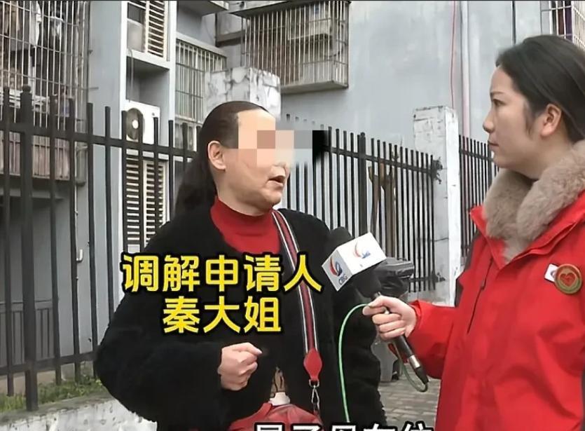 “物业比业主都霸道？”重庆，一女子花8万元买了一个子母车位，按照常理可以停两辆车