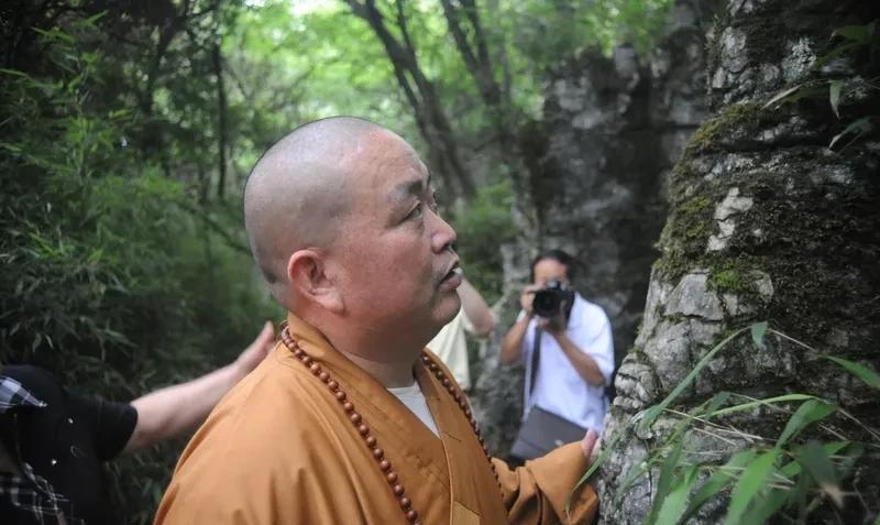 7月24日起，释永信方丈未再现身，多家媒体称其“被带走调查”。少林寺回应“等官方
