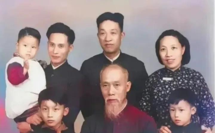 易中天童年的留影，戴着红领巾的男孩，他青涩的面庞上写满了纯真与可爱