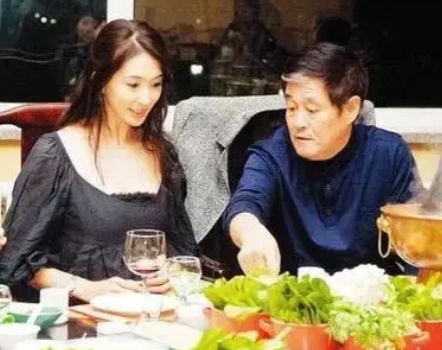 当年，林志玲到沈阳演出，突然接到赵本山电话:“妹子啊，都到家门口了，让我也尽尽地