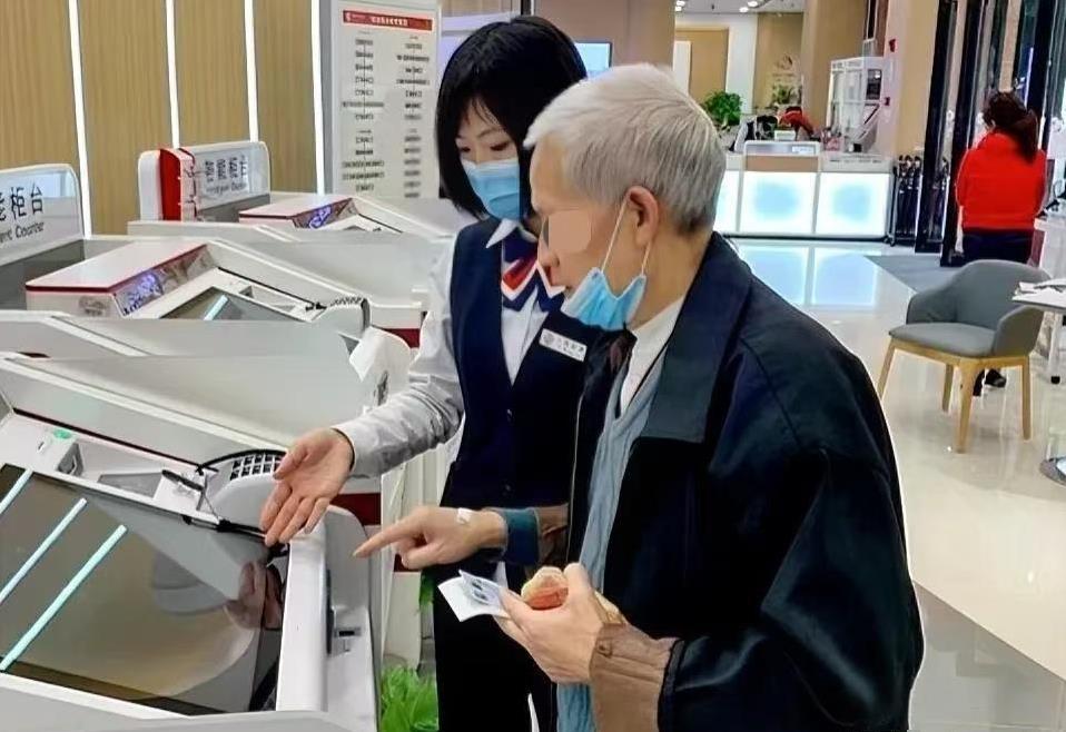 广东广州，八旬大爷看到一款基金很火爆，花费105万买入基金。不料，两年后，大爷赎