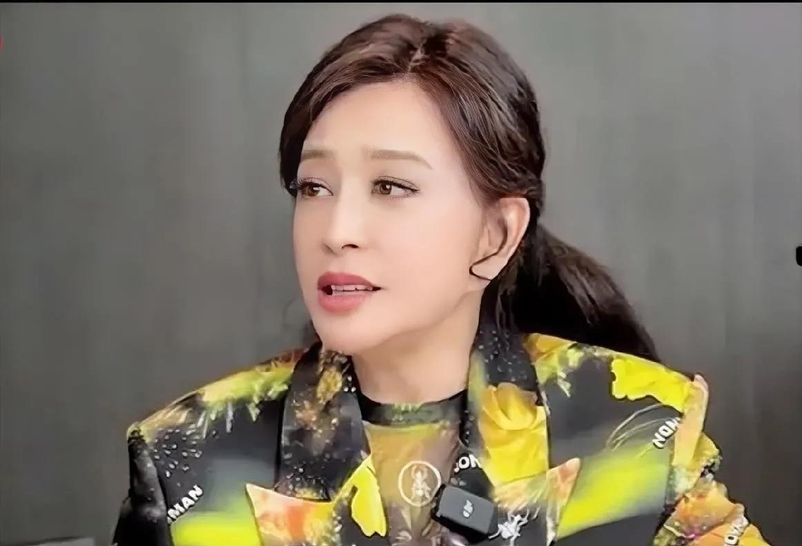 74岁的刘晓庆真不容易啊 究竟是得罪了哪个人非揪着她不放。虽然说庆奶有过偷漏税前