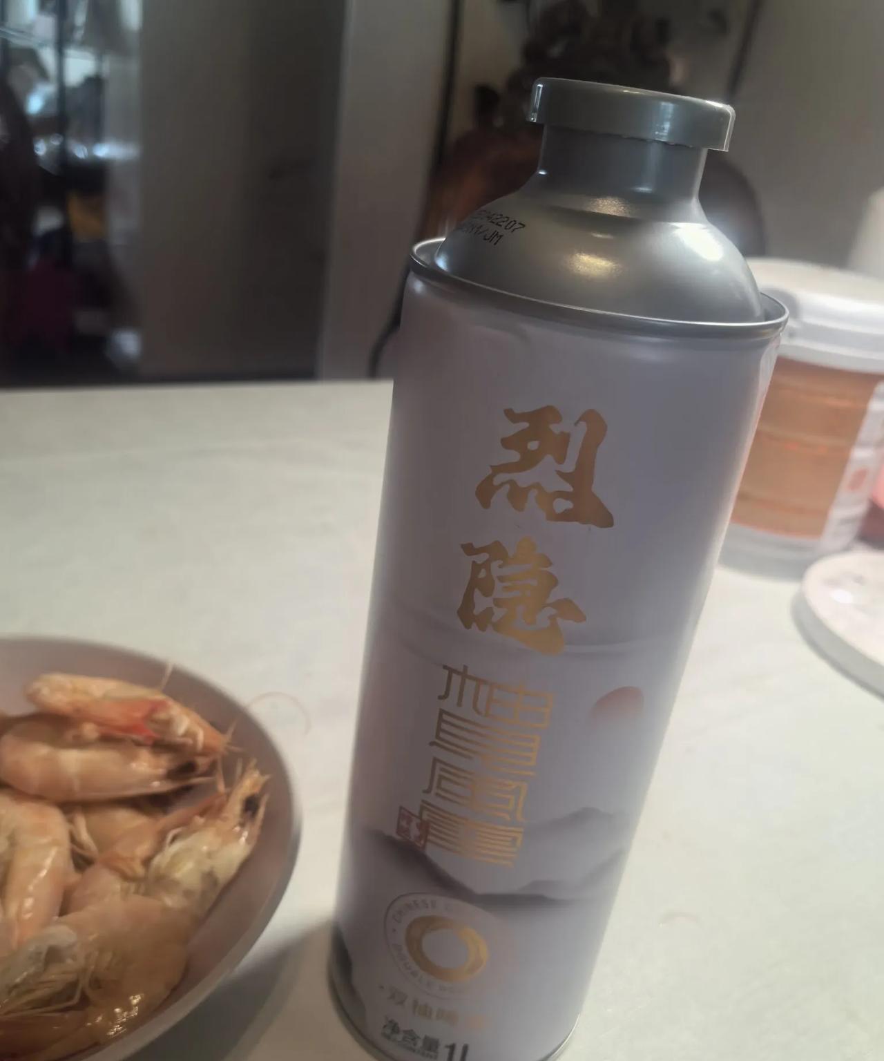孩子他爹今天放假了，大概是心情好吧，中午吃饭时说：
“咱去国外蹦哒蹦哒吧？我至少