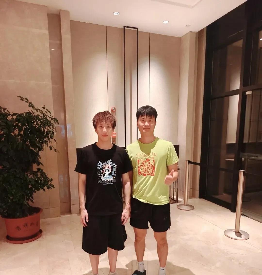 哈哈，虽然是新鲜的圆满，可惜不能聚首，一个在广东练球，一个在北京练体能！
被拍成
