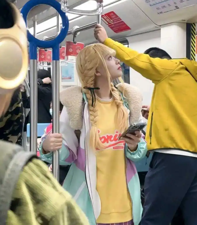她不会以为自己很时髦吧！