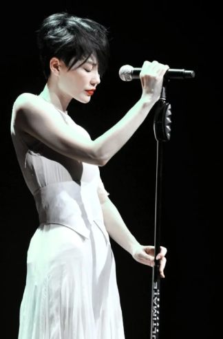 末流至顶流都开演唱会的时代，
王菲还不开，
只能说明一个问题，
她的嗓子和身体不