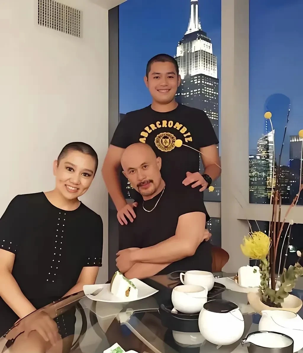 徐锦江一家温馨合影











我的天哪！你敢信？娱乐圈的硬汉徐锦江，