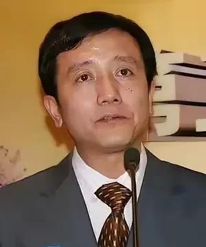致敬武汉大学的风骨和良知校友，梅新育！作为前商务部研究员的他，发起关于武汉大学女