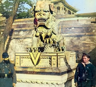 1901年，两名意大利兵驻守大铜狮旁。这尊大铜狮原本在北京的阐福寺。可是，意大利