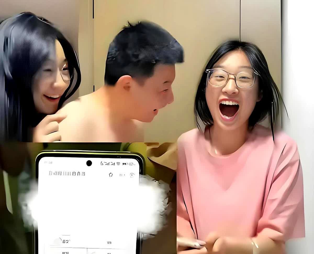 高考考了288分的女孩火了。

分数查到的时候，一家人都欢腾起来。爸爸妈妈满