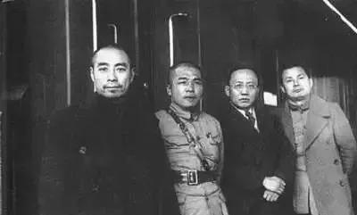1938年抗日战争时期，周总理等四人在武汉火车站留下了这张珍贵的合影。其余3人知