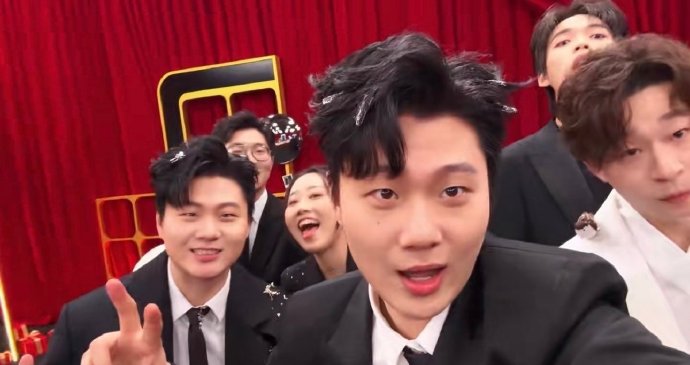 喜人猴系赛道卷到飞起！高超高越双高胎在线battle宠粉，胜负难分，满屏都是藏不