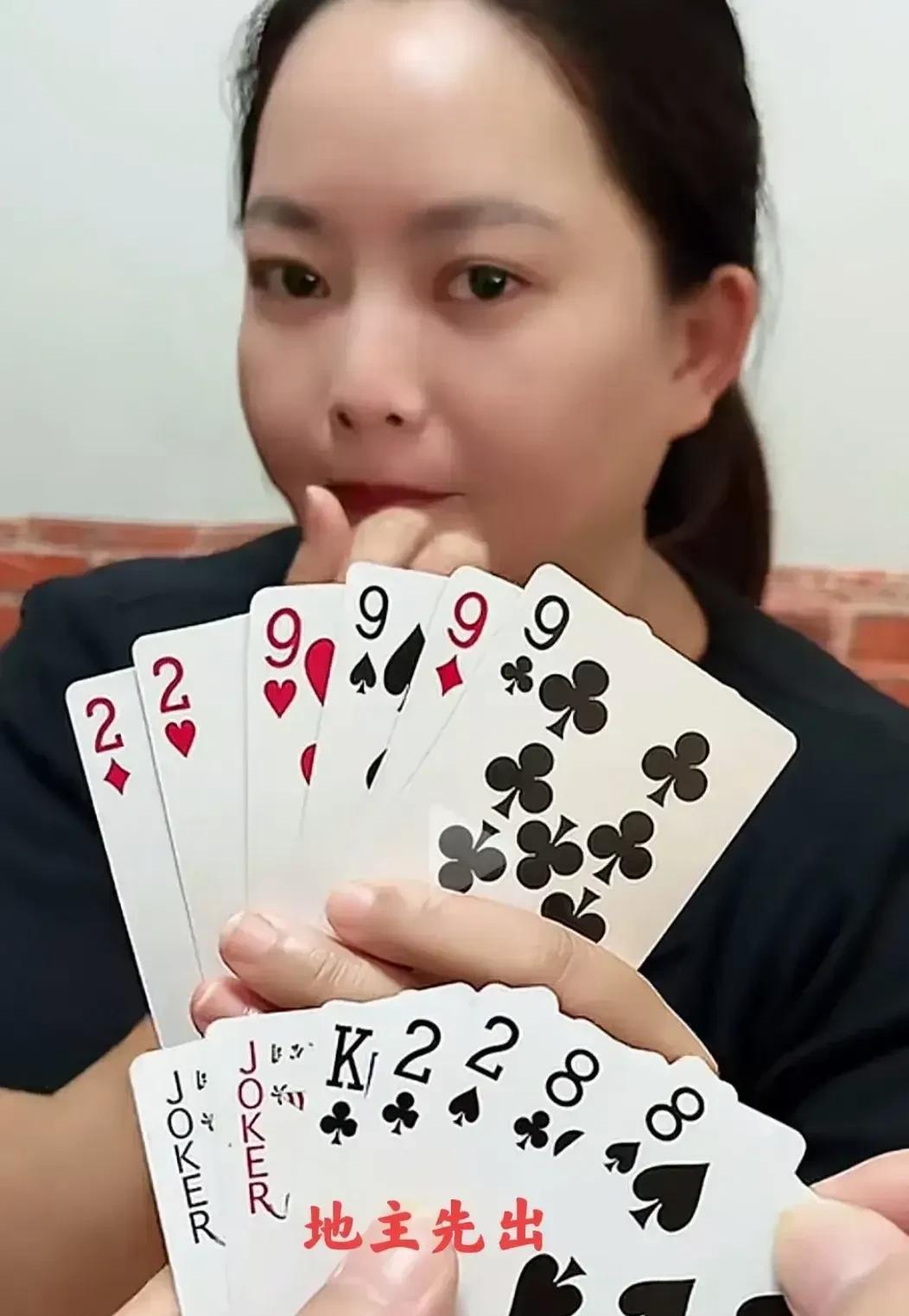 这个婆娘说我要是能赢她，她就做我女朋友，她脸上含着笑，显得相当自信。
我想了很久