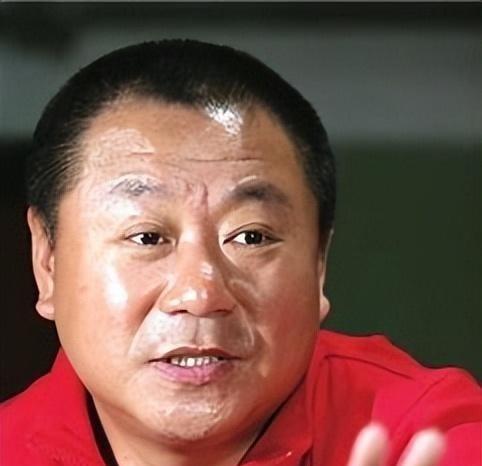 1988年，范伟和一个小护士去相亲，女方一言不发，筷子一下也没动，范伟一看又黄了