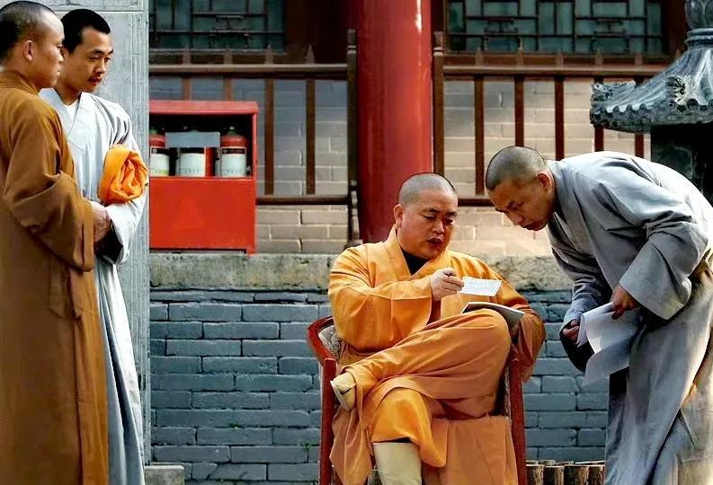 昨天才辟谣，今天就实锤
主持少林寺寺院事务长达38年的
释永信不单违反佛教戒律