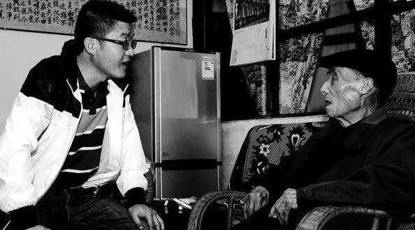 1942年，黄士伟在路边埋下60枚地雷，准备阻击日军。他一边估算日军可能停留的地