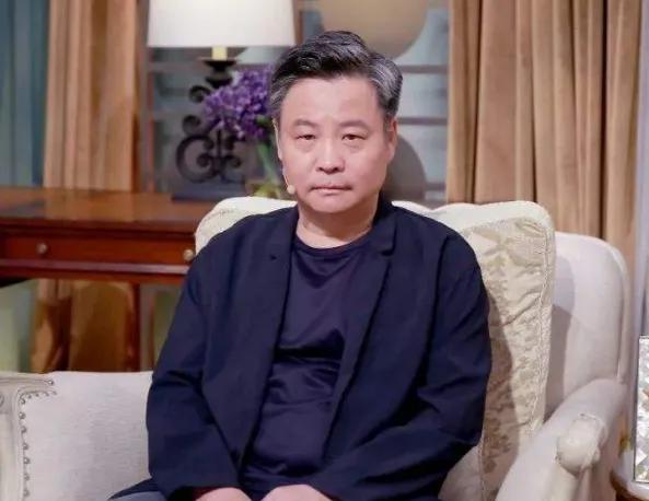 余华说话是很实在的，
他说别想着去走宅门，
要走人人都走的宽阔的大路，
不要以为