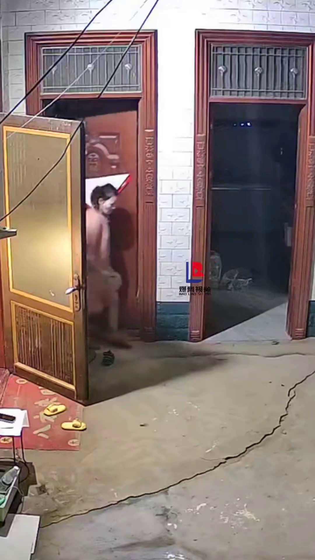 一女子洗衣服时刚伸手在盆里抓到一条蛇，快速起身连续两声尖叫！