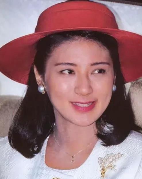 雅子本来一个大好前程的女外交官，因为日本太子非她不可，王室就逼迫她答应结婚，承诺