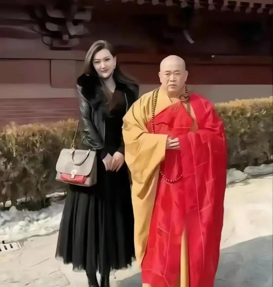 释永信不是真和尚，真实的身份是董事长，历史的笑话！
华丽的袈裟下面，藏着的不是普