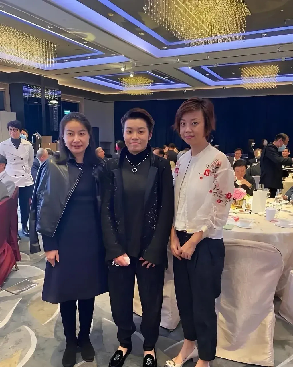 郭晶晶张怡宁合影站位引热议











什么？郭晶晶和张怡宁竟然没站C