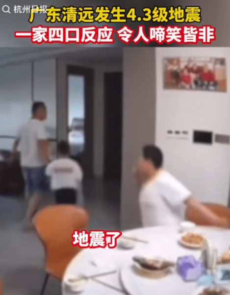 地震来了！爸爸一把抓起弟弟，鞋都没穿好就往外冲。哥哥跟着跑了两步，突然转身冲回饭