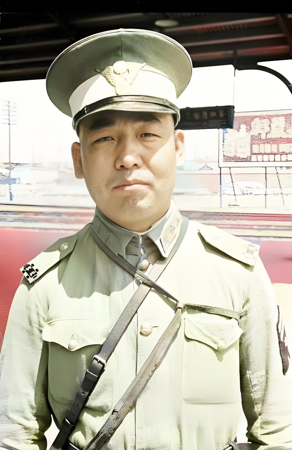 这是一张照片，画面主体是一位身着民国时期军警制服的人物。他头戴制式大檐帽，帽上有