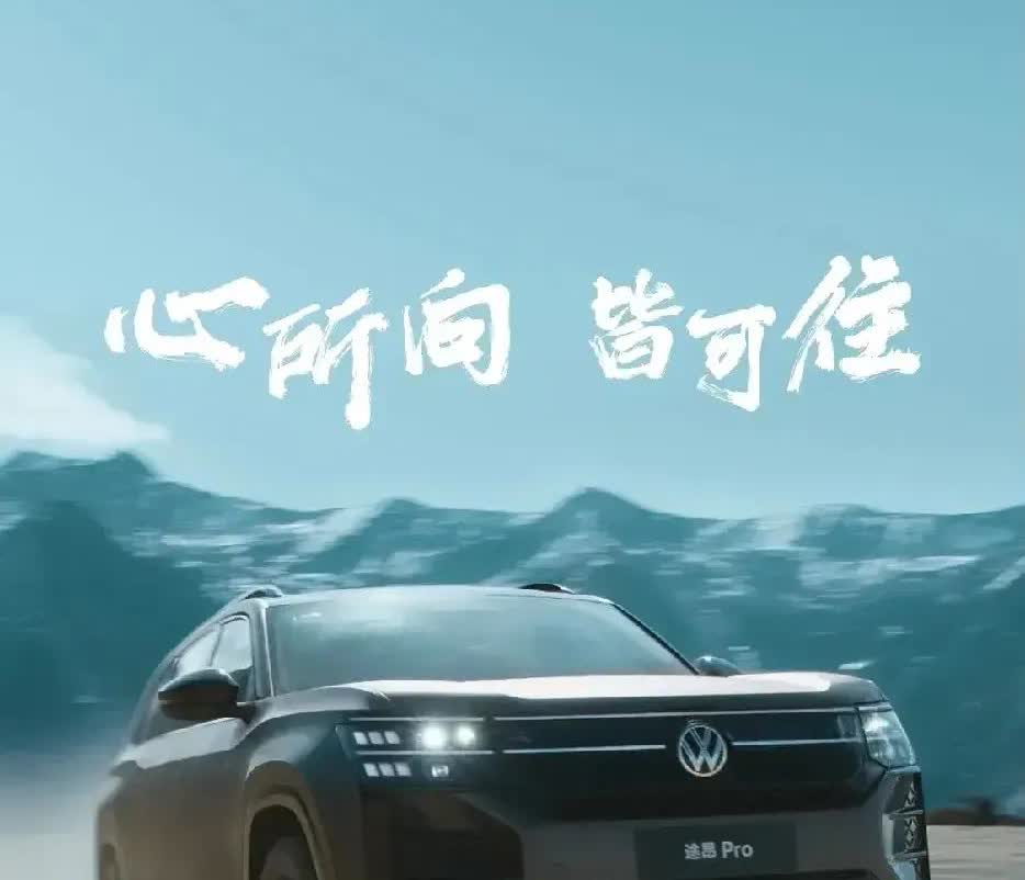 新车的外形设计挺硬朗大气的，双层车灯配上贯穿式日行灯，辨识度超高。

车身尺