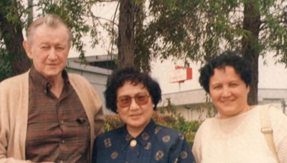 美国丈夫一去不归，中国女军医为他生下女儿，为了这一次见面，他们都等待了对方48年