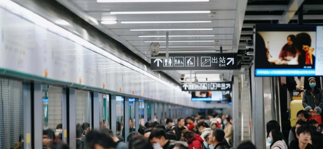 5月24日，上海地铁内一孙子尿急，奶奶用塑料袋为其接尿。被网友偷拍发到网上，并配