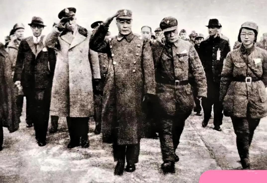 #珍藏的老照片分享#
这是1946年，周恩来，马歇尔等到山东视察时留下的这张珍贵