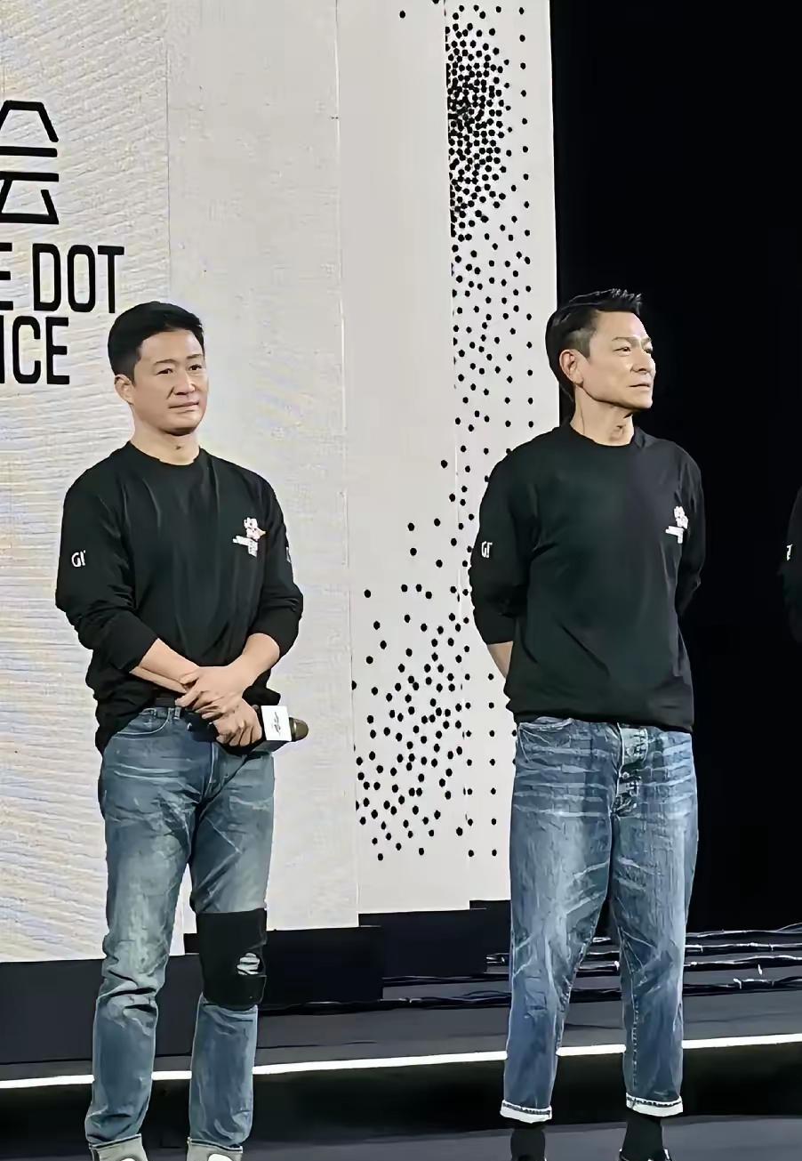这是咋回事，明星也罚站吗？两位男星到底是谁？