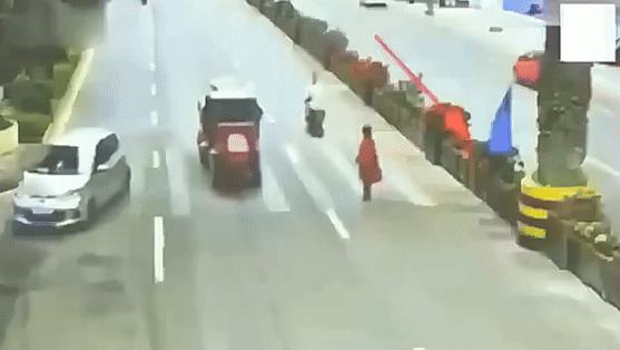 要是没监控，浑身是嘴也说不清，单从现场来看，绝对是他撞的，可从监控再看，原来他是