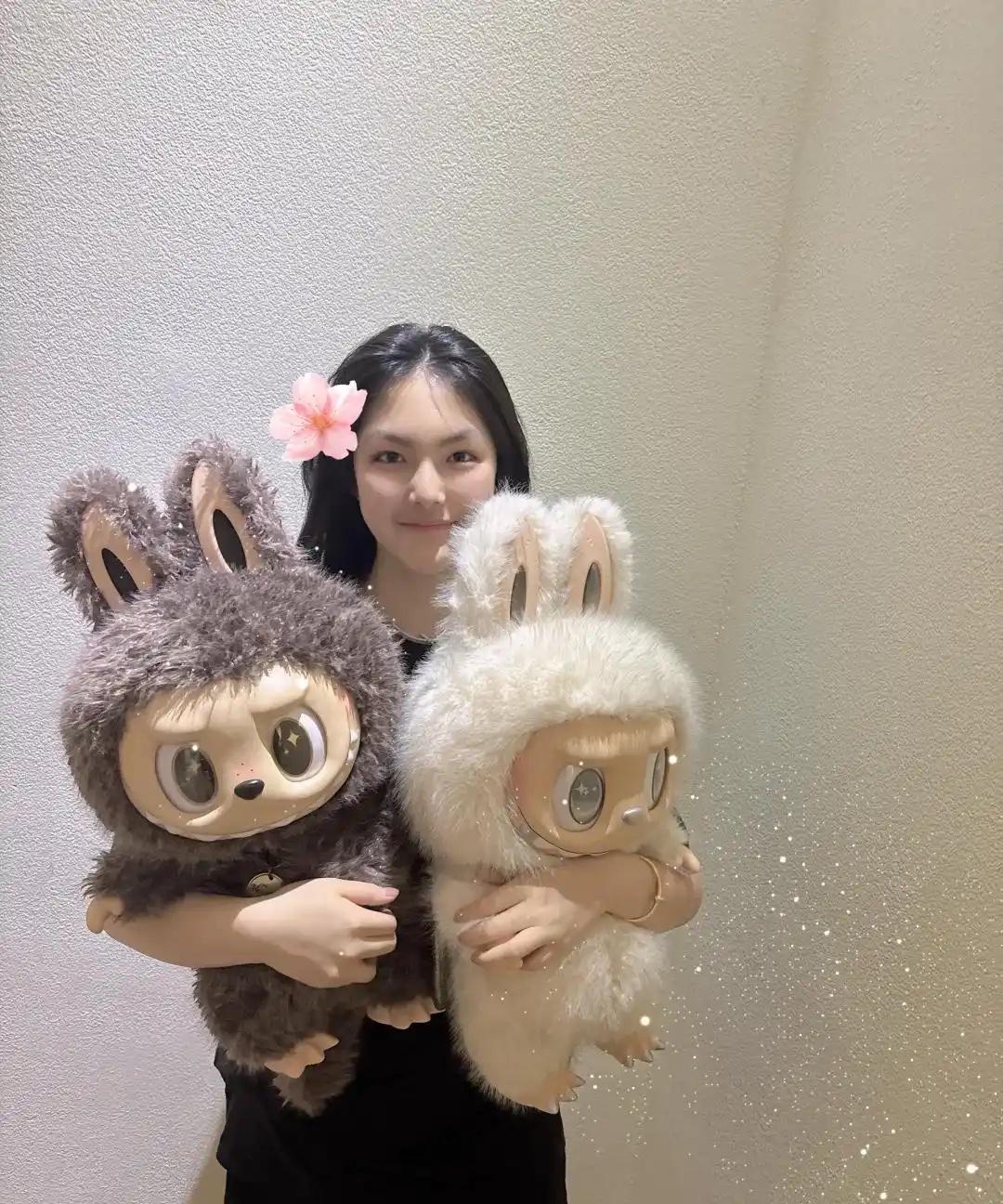 所有网红明星都在炫自己珍藏的labubu，王诗龄也不认输，直接抱起两个大号的la
