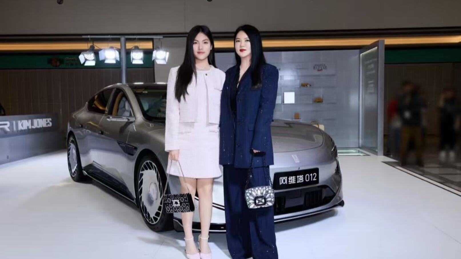 李湘母女同框出席活动，无修图显脸部浮肿挤压双眼，网友惊呼变化大