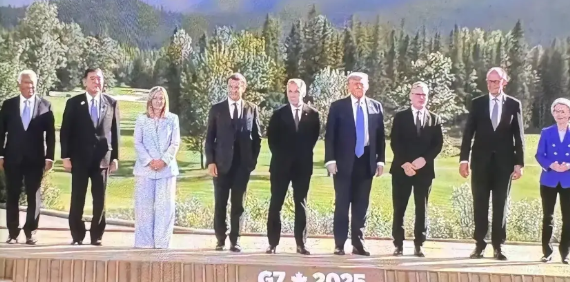 中东这火药桶算是点着了，以色列伊朗打了好几天，动静不小。美国动作很快，航母开过去