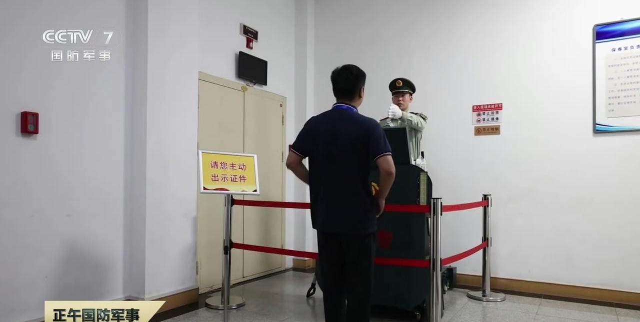 高考试卷是怎么保管的？武警24小时站岗，保证万无一失。
今天是高考的第一天，很学