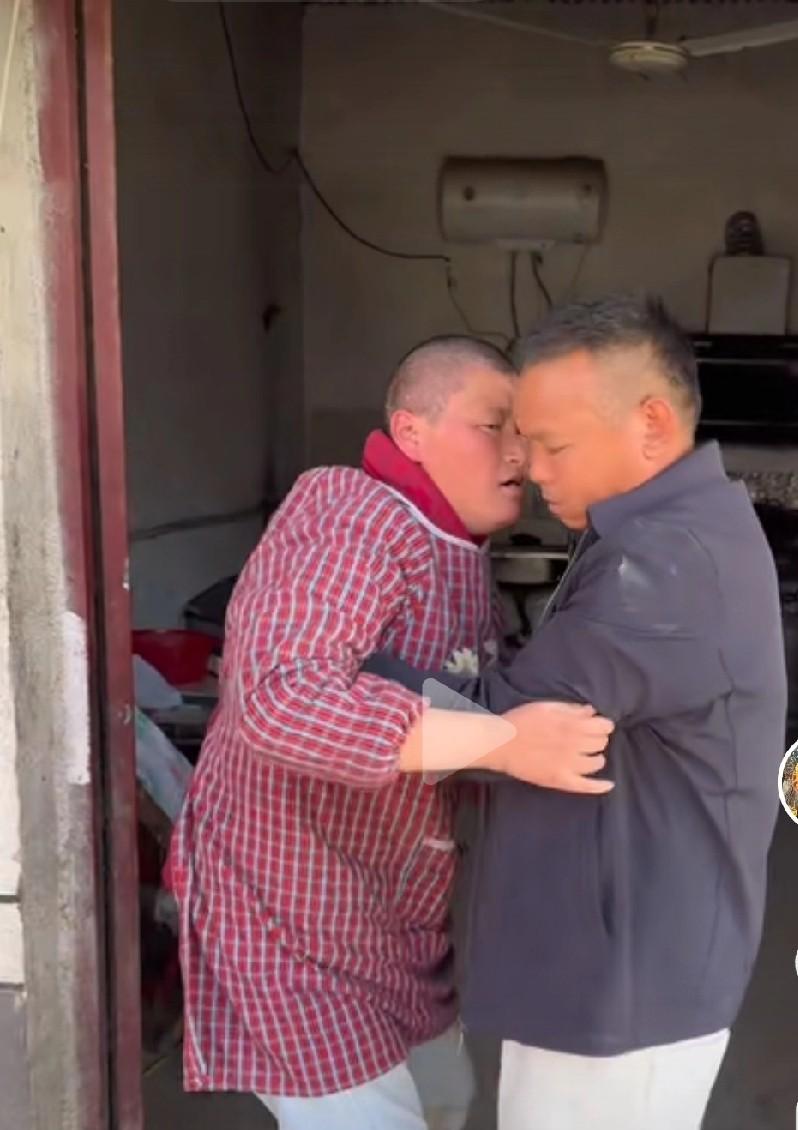 小杨马上结婚，妈妈啥心不操。小杨把啥都准备好，交代老妈把床铺好。
小杨这婚接的，
