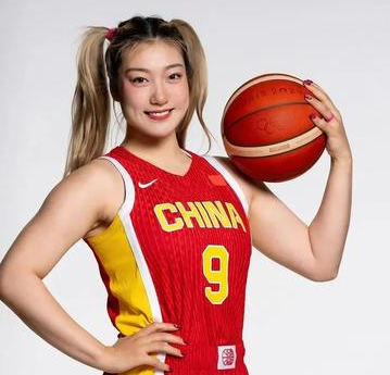 李梦集训时状态很差！女篮热身赛之前早已经离队！据国内相关媒体透露，李梦在女篮集训