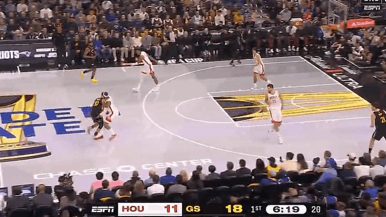 阿门-汤普森突破掉球失误，库里反击上篮领先9分打停火箭