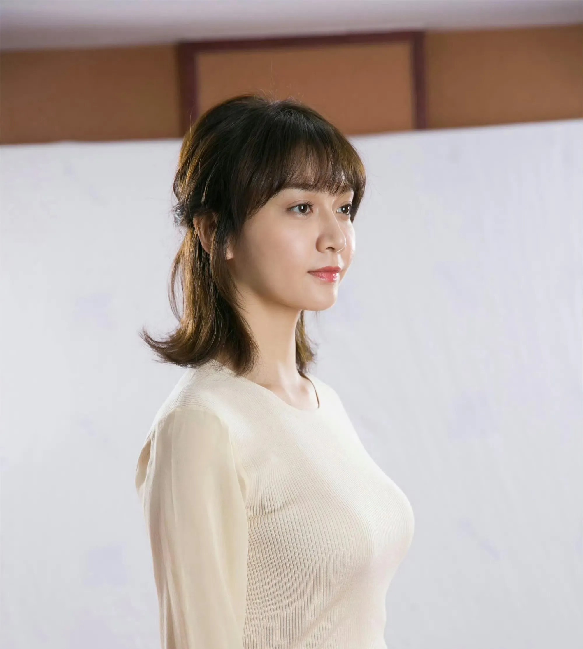她绝对是《以法之名》里身材最好的女配角，尤其是这丰满的上围，那么瘦居然还那么有料