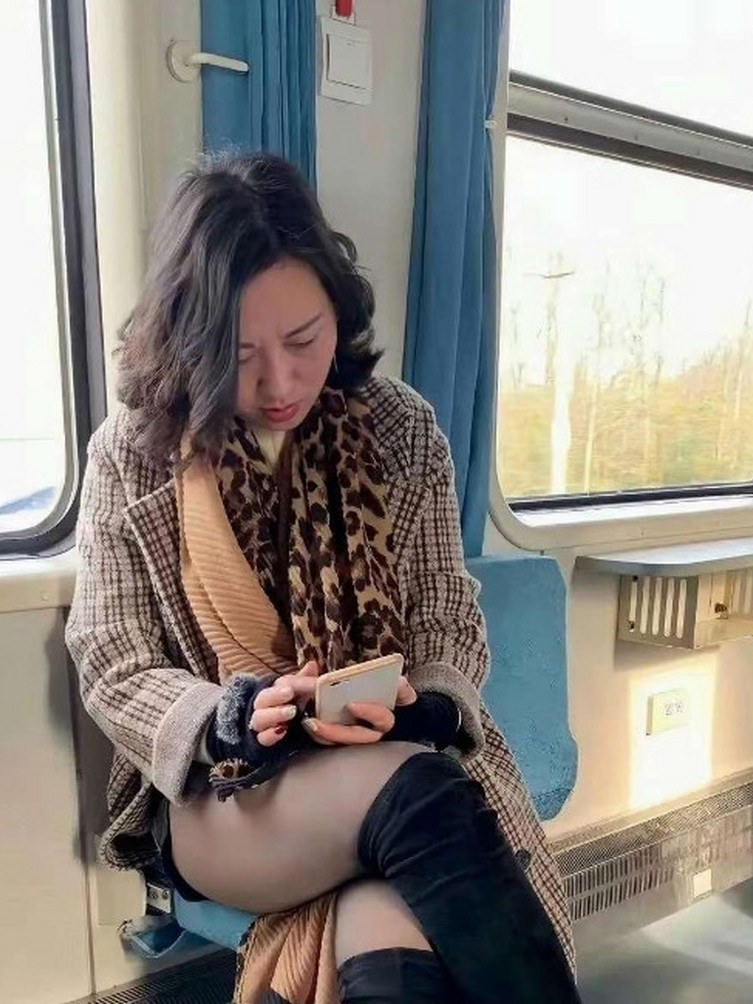 摇一摇把对面的大姐给摇住了，咋办？加还是不加呀？