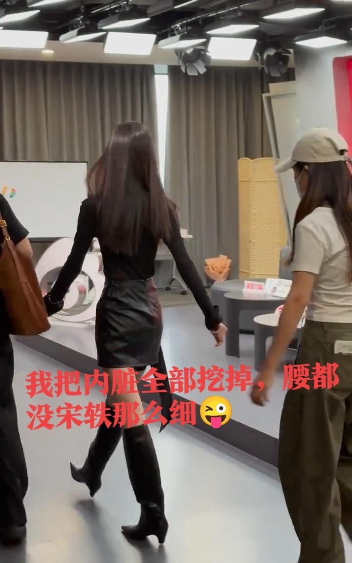 宋轶的腰真的是全网最好看的，没有之一[爱慕]我一条腿都比她腰粗[捂脸]#宋轶# 