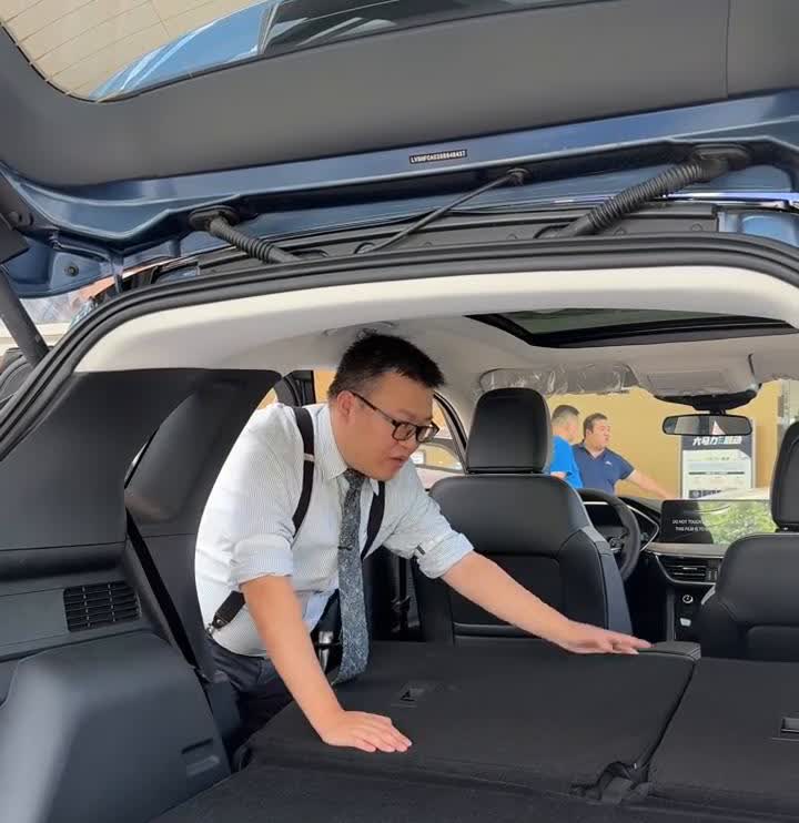 接下来和大家分享一个福特锐际后备箱用车小技巧。我们知道福特锐际车子虽然小，但是它