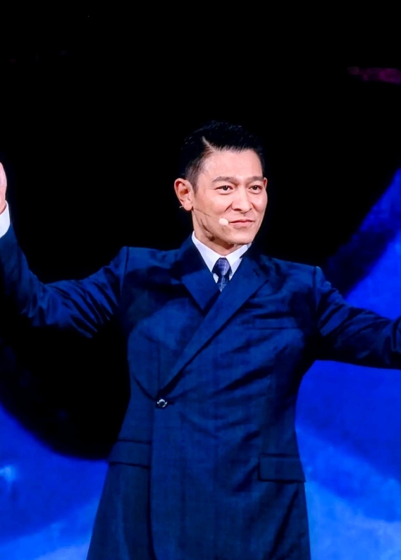 我本来以为，发布会的主角是科技，是手机。
结果刘德华一出来，我发现我错了。
身边