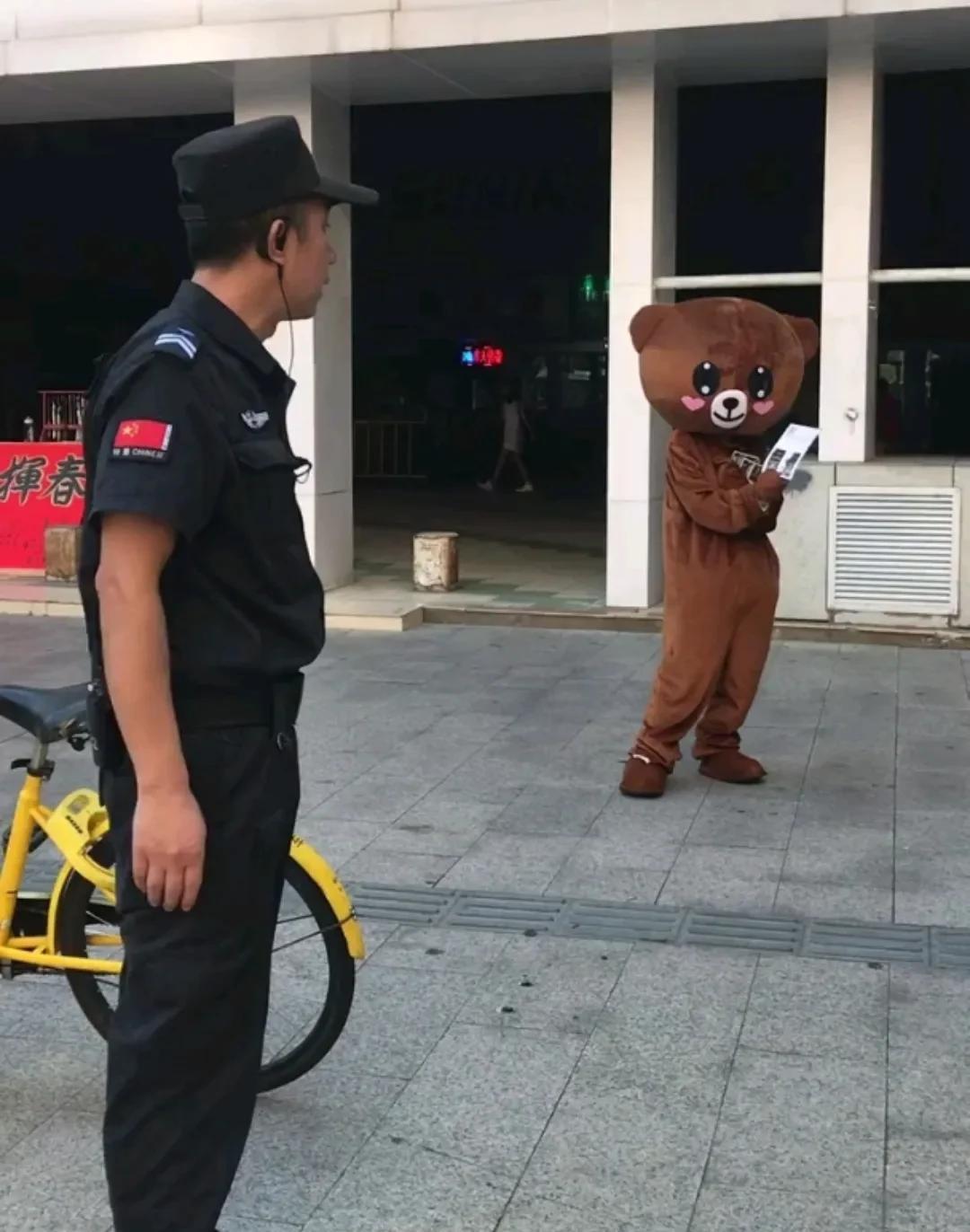 #那些看不起保安的人什么心态#
看不起保安工作中人大部分是没有干过保安工作的。他