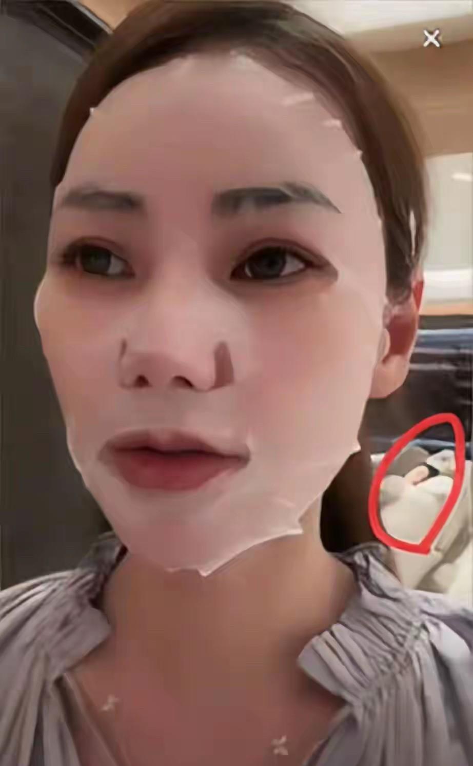 马筱梅身后红圈里的是个小孩儿在睡觉吧，感觉这么吓人呢？
按理说她直播，镜头里应该