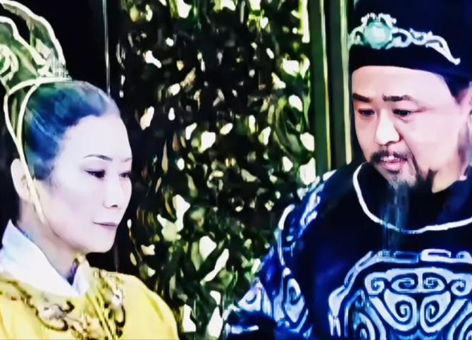 公元700年，正月寒风未歇，长安皇宫的灯火一夜未灭。武则天披着狐裘，步入御前寝殿
