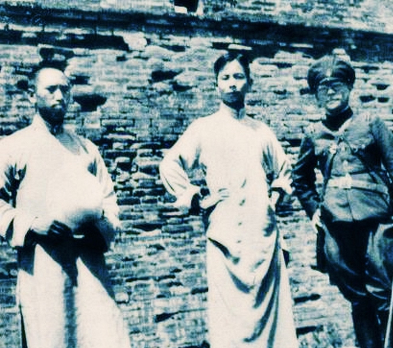 1937年，日军兵临北京宛平城下，29军少校参谋王启元，只身前去与日军谈判。此时