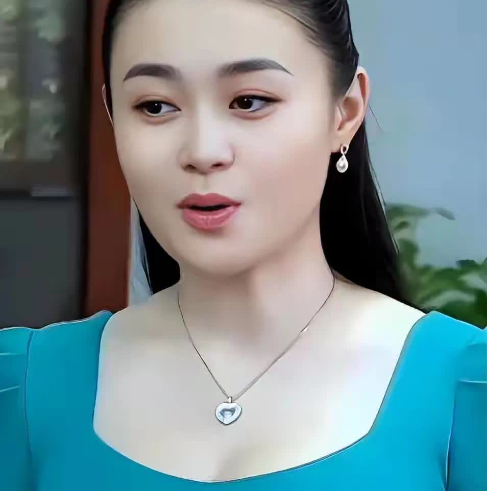 四十二岁的关婷娜，自今还是单身，长的漂亮还丰满，不至于没有追求者，但是也没有看到